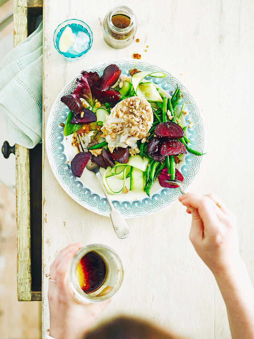 Zucchini-Bohnen-Salat mit Roter Bete, Ziegenkäse und Walnüssen