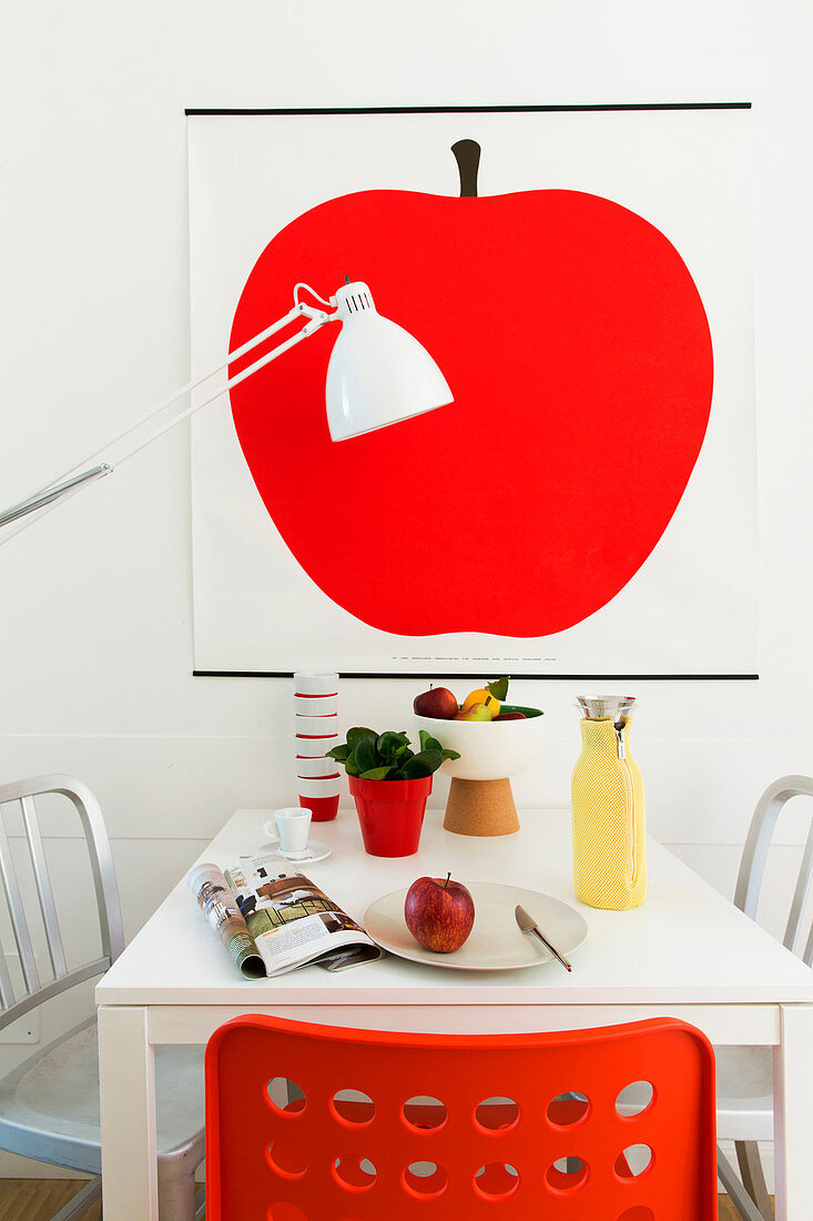 Roter Apfel als Wandbild über Esstisch in Büroraum