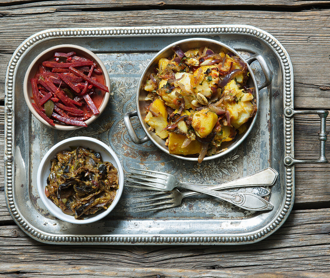 Asiatische Auberginen mit Rübencurry und Kartoffeln