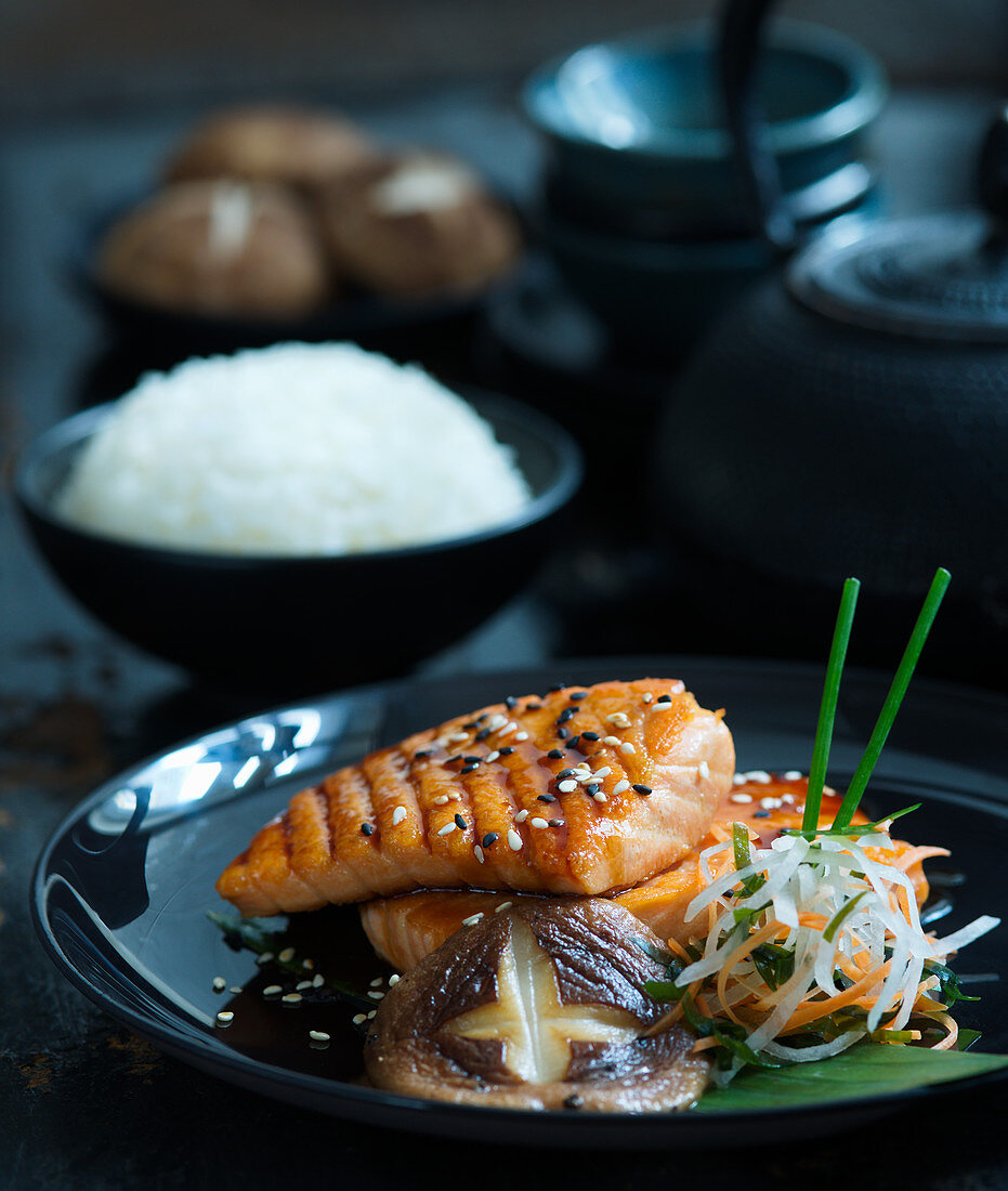 Teriyaki salmon with mushrooms and rice (Asia)