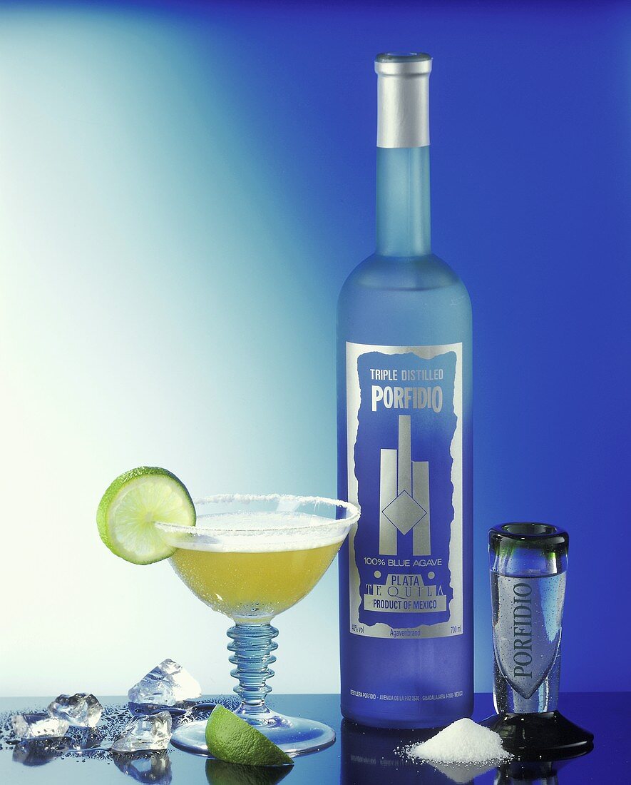 Margarita & eine blaue Flasche mit Tequila