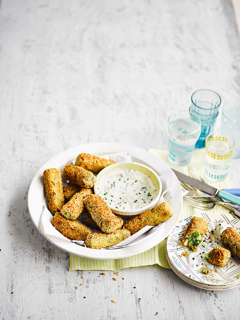 Brokkoli-Kartoffel-Kroketten mit Schnittlauchdip