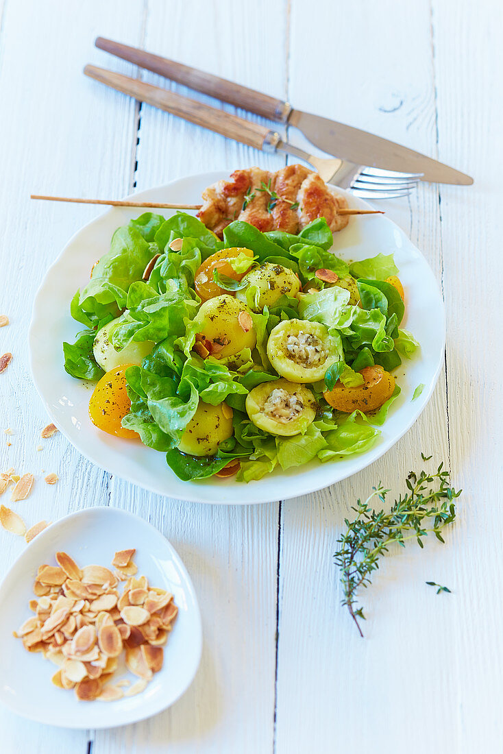 Gefüllte Miniklösschen auf Kopfsalat mit Putenspiessen