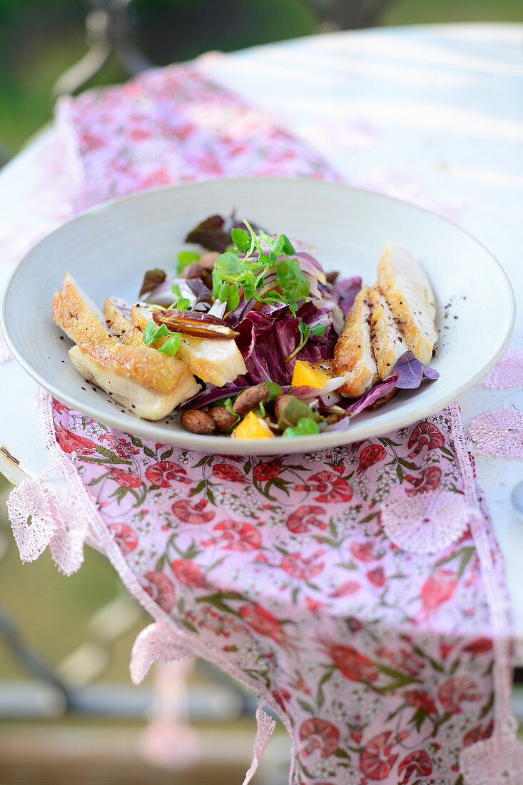 Türkischer Hähnchensalat mit Orangen, Datteln und Mandeln