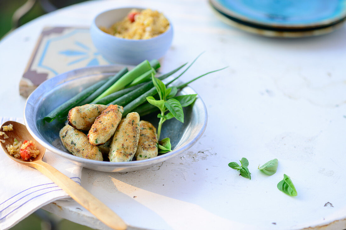 Türkische Hähnchen-Garnelen-Kebabs mit Bulgur