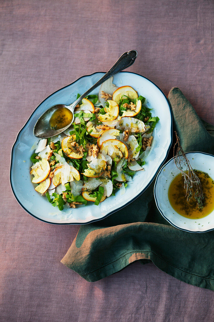 Herbstlicher Waldpilzsalat mit Käse und Walnüssen