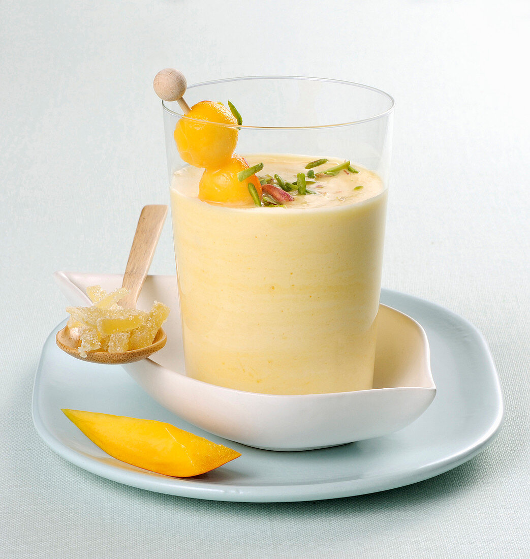 Joghurt-Mango-Smoothie mit Mangospiesschen und Pistazien