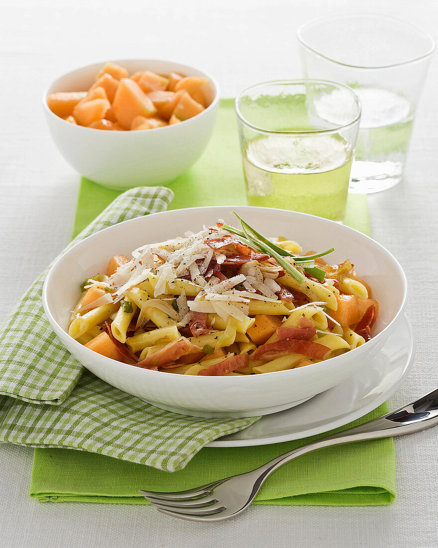 Penne mit Lauchzwiebeln, Speck und Melone