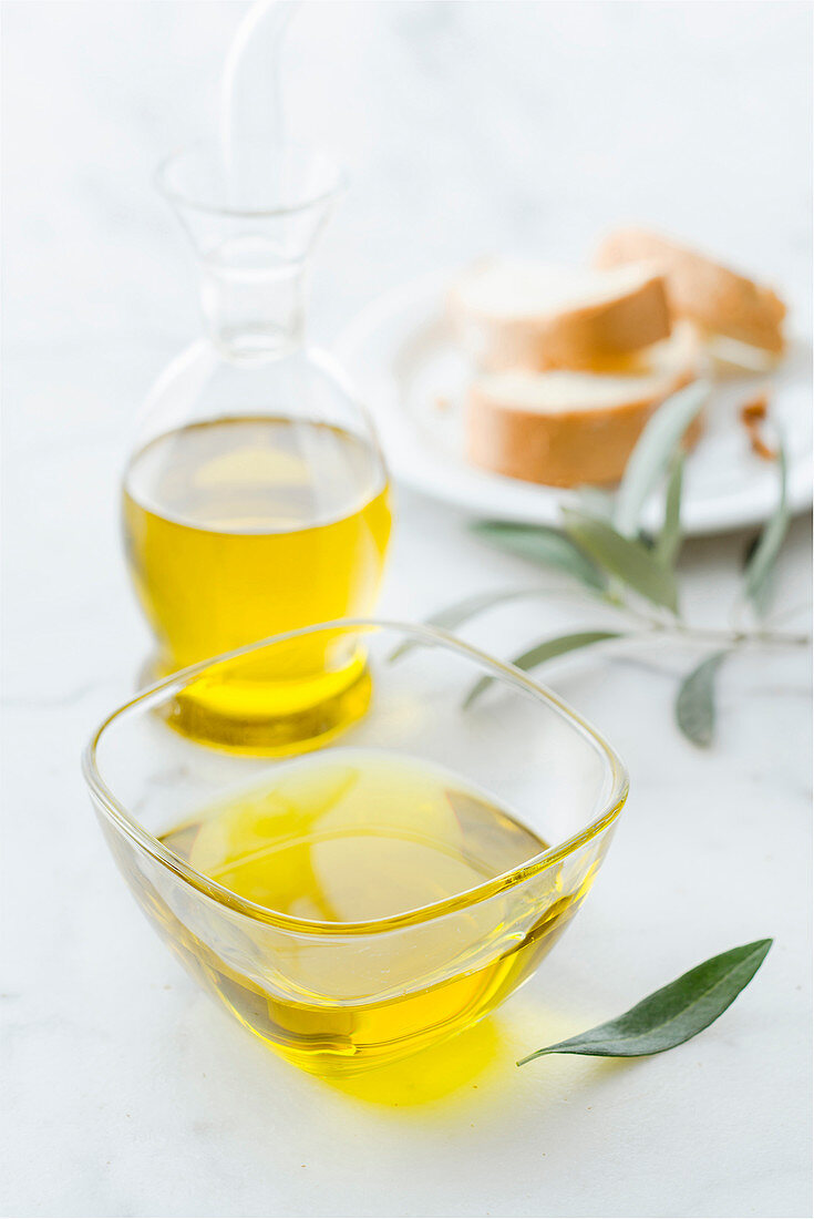 Olivenöl in einem Schälchen und in einer Karaffe