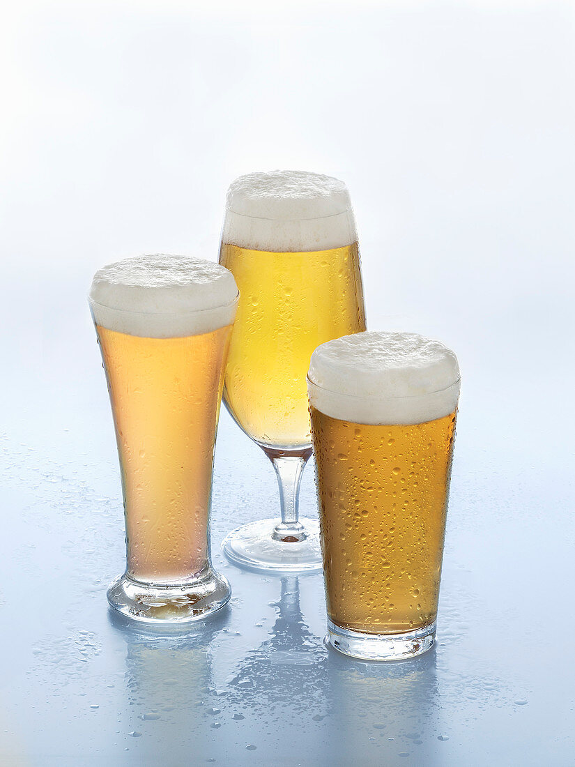 Verschiedene helle Biersorten im Glas