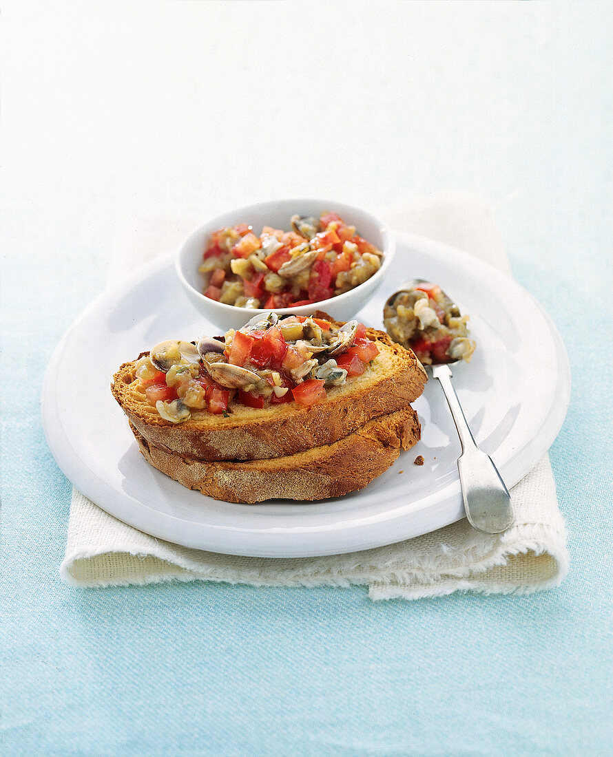 Bruschette con le vongole (Röstbrot mit Tomate und Muscheln, Italien)