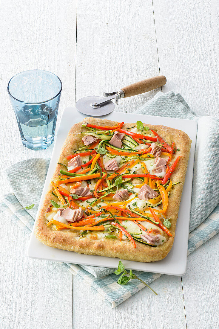 Vollkornpizza mit Gemüsejulienne und Thunfisch