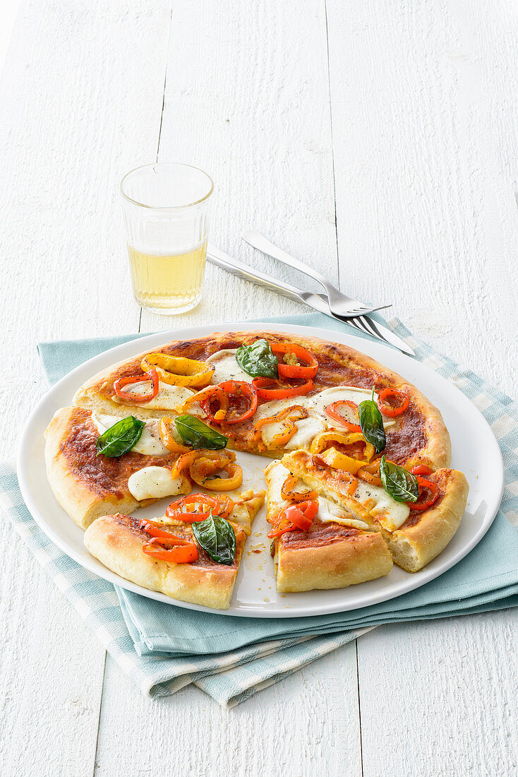 Pizza mit Paprika, Büffelmozzarella und frittiertem Basilikum