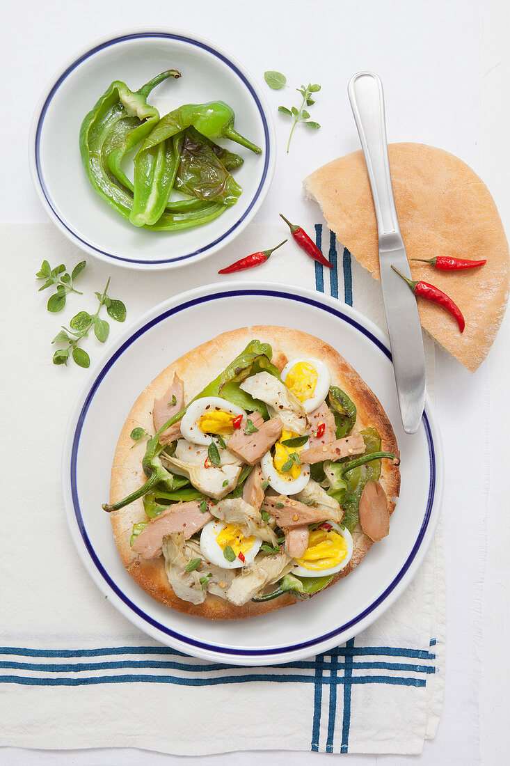 Thunfisch mit Ei, Chili und Paprika auf Pitabrot