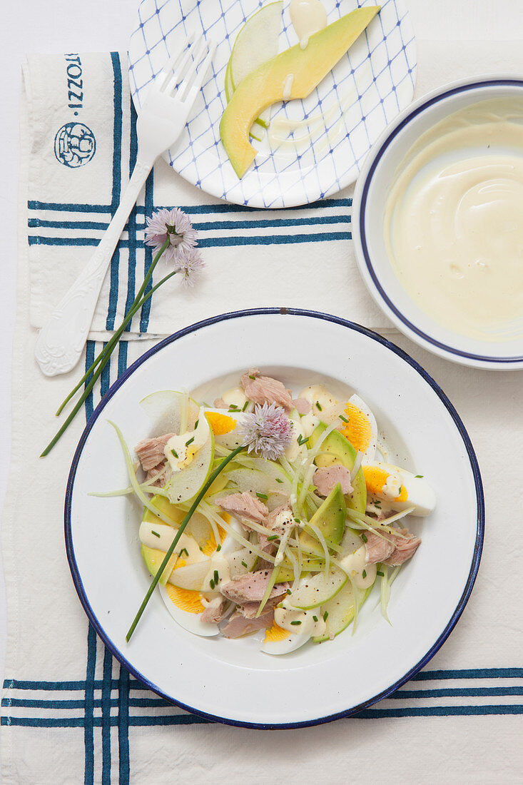 Thunfischsalat mit Ei, Apfel, Avocado und Staudensellerie