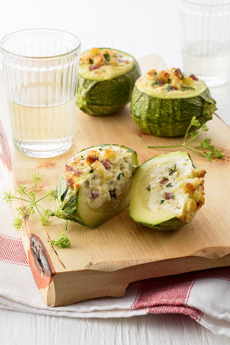 Gefüllte Zucchini mit knuspriger Brotwürfelkruste