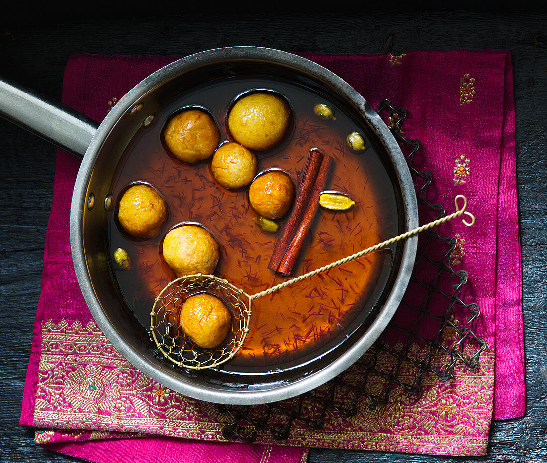 Gulab Jamun (süße, frittierte Milchbällchen in Zuckersirup, Indien)