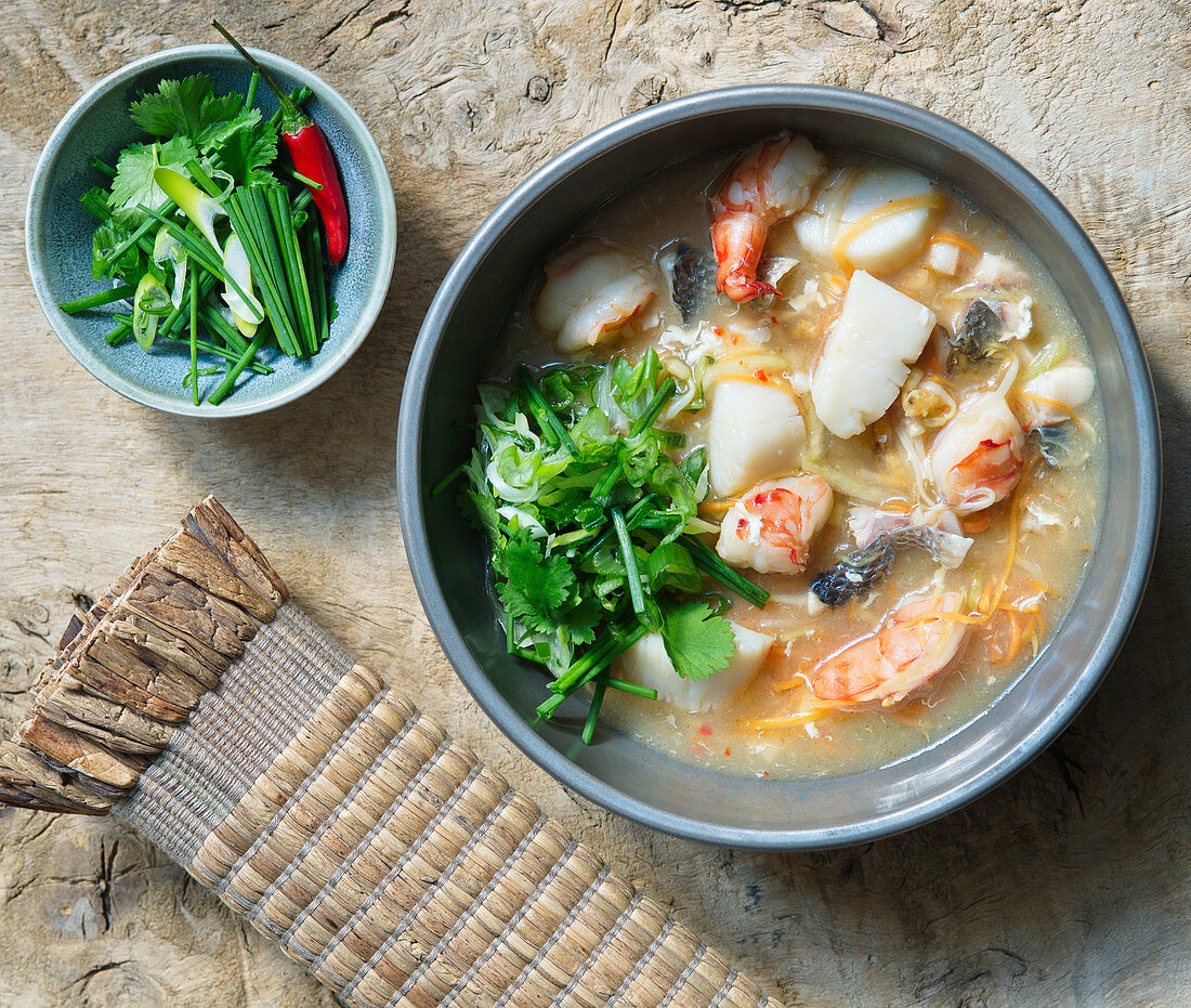 Scharfe chinesische Suppe mit Fisch und Meeresfrüchten