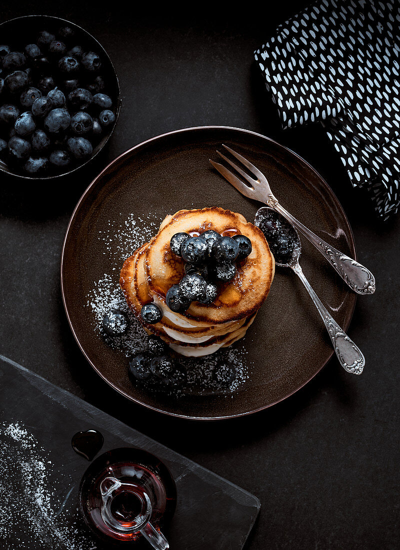 Pancakes mit Joghurt, Blaubeeren und Sirup