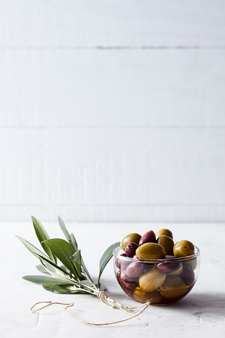 Kalamata-Oliven im Glasschälchen