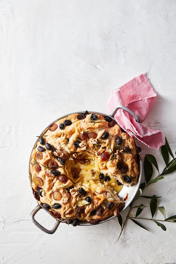 Trauben-Focaccia mit gebackenem Camembert, Walnüssen und Oliven