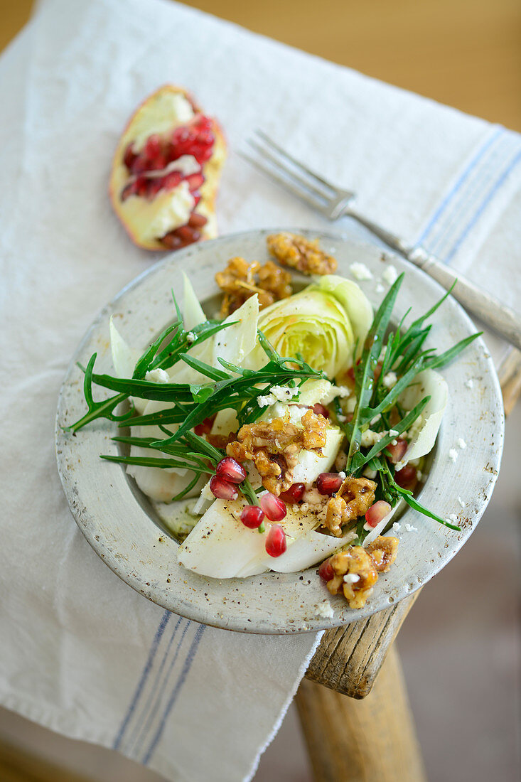 Türkischer Rucola-Chicorée-Salat mit Tulum Peyniri