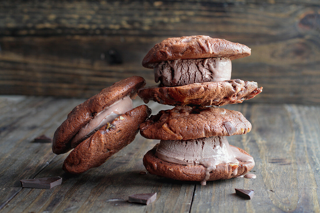 Eissandwiches mit schmelzendem Schokoladeneis