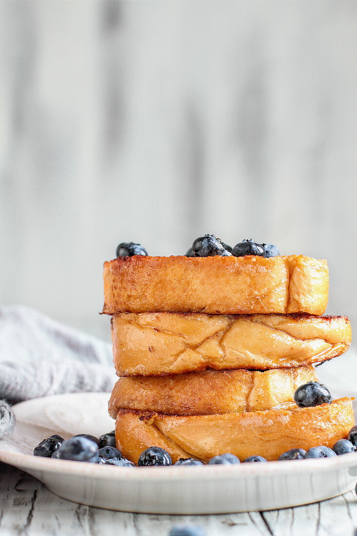 French Toast mit frischen Blaubeeren