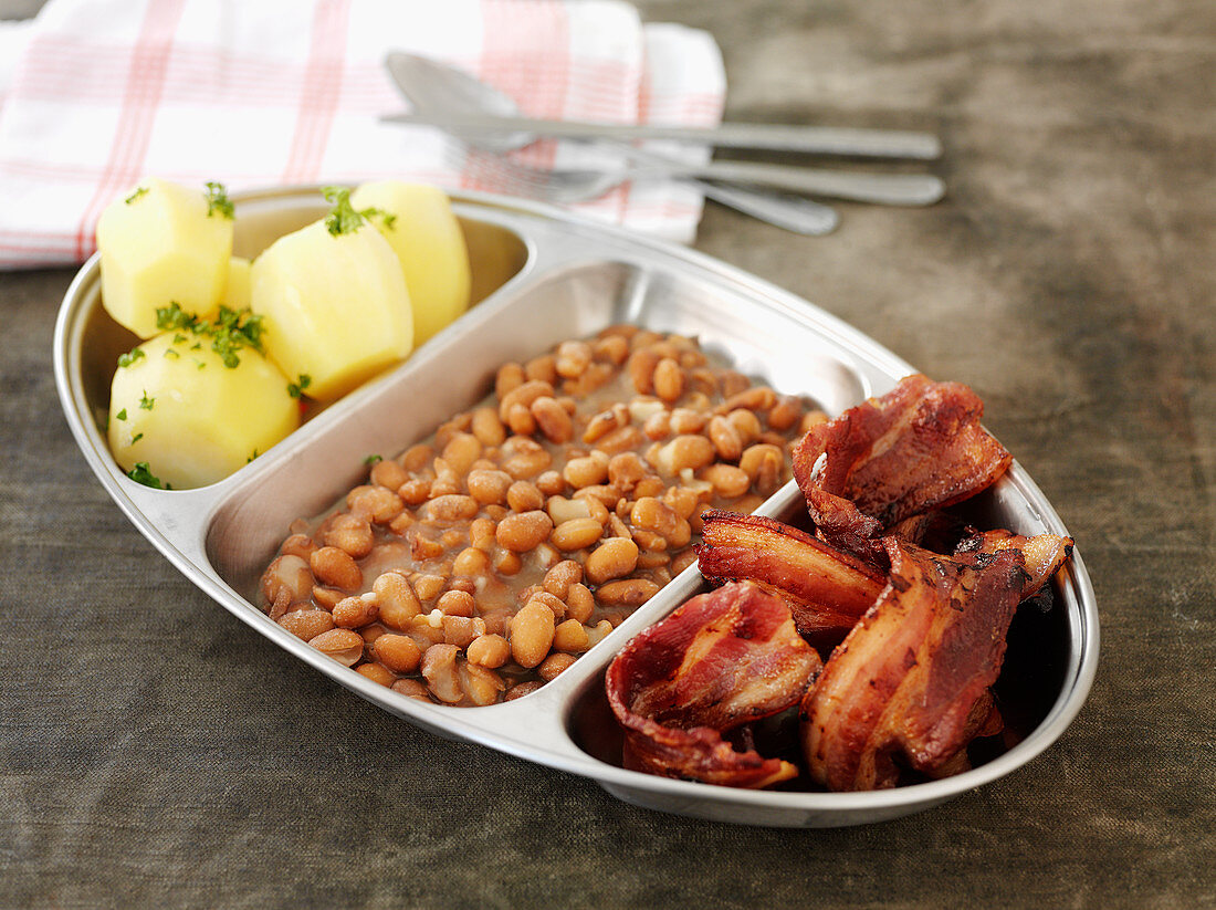 Braune Bohnen mit gebratenem Speck und Salzkartoffeln