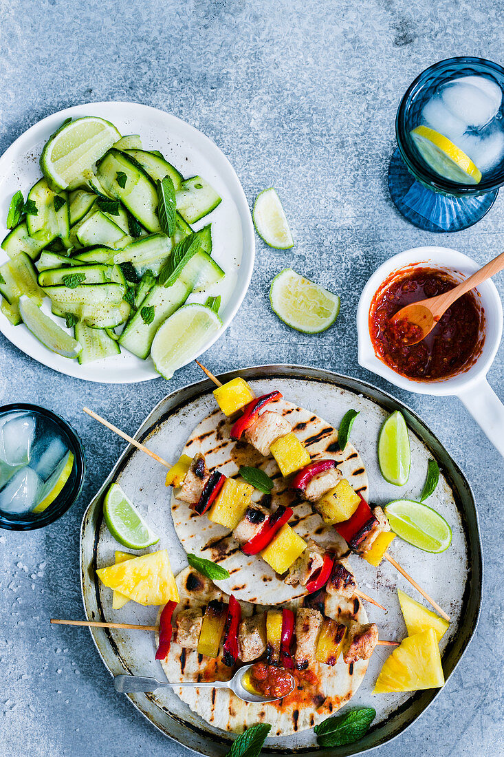 Hähnchenspiess-Tacos mit Zucchinisalat