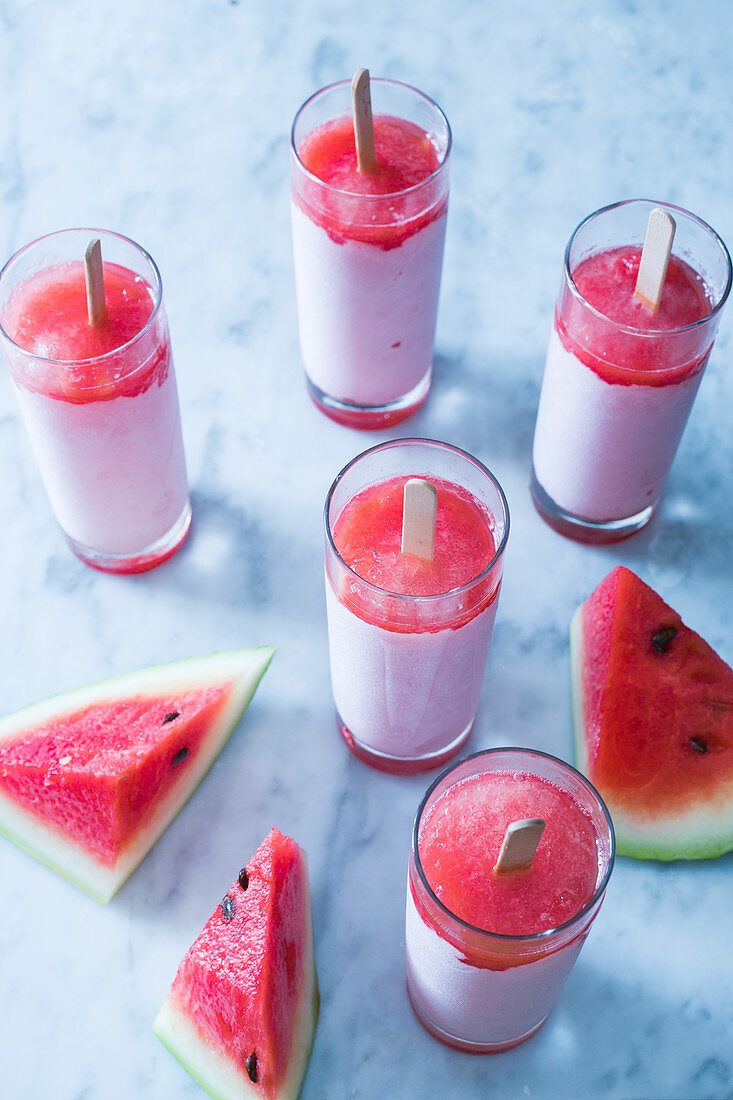 Wassermelonen-Joghurteis am Stiel in Gläsern