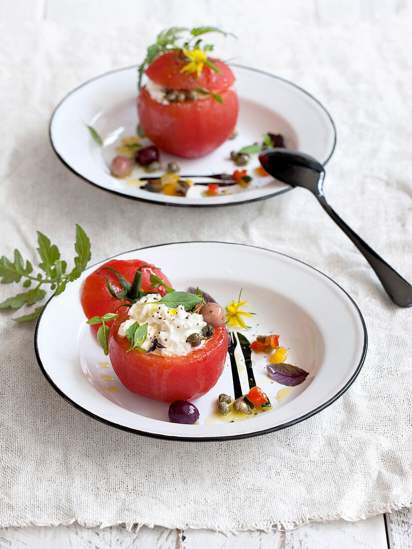 Tomaten mit Pfannengemüse-Stracciatella-Füllung