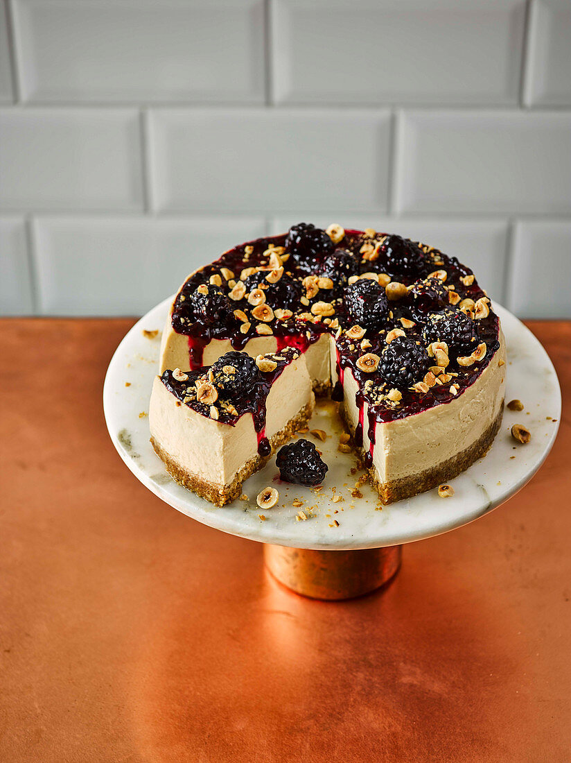 Muscovado-Käsekuchen mit Haselnüssen und Brombeeren