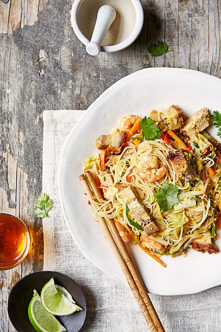 Spicy Singapore noodles with prawns and pork