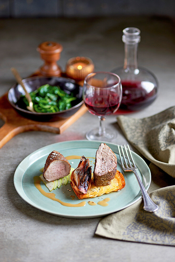 Spiced pork fillet with shallots and apple