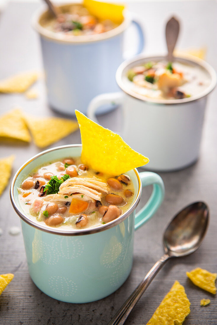 Chicken chilli with beans and corn chips