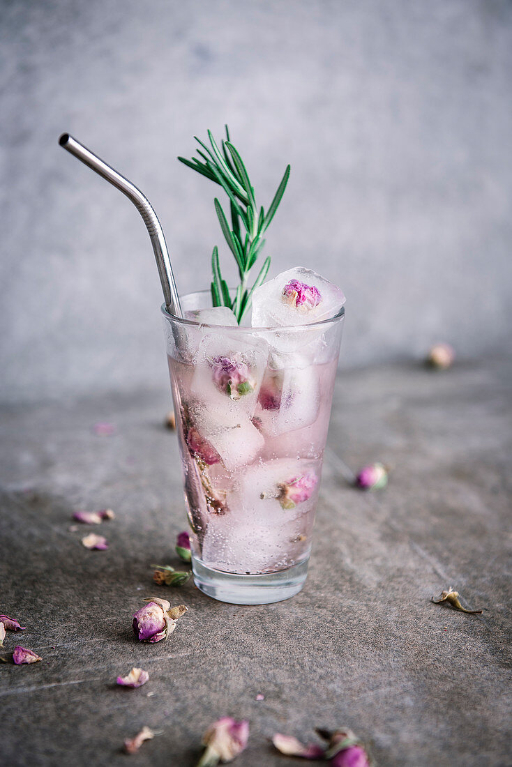 Rosenlimonade mit gefrorenen Rosen