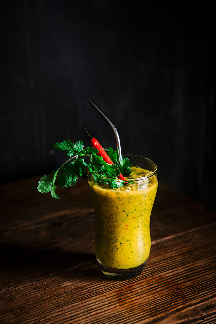 Smoothie mit Mango, Chili, Koriandergrün und Passionsfrucht