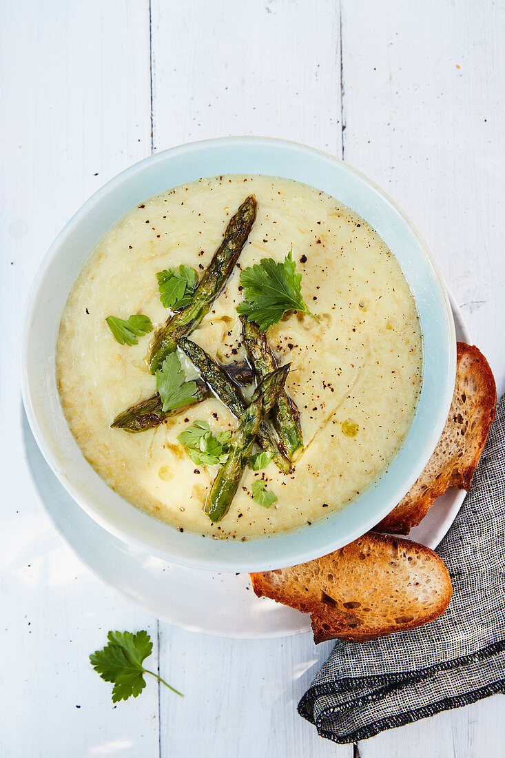 Spargelsuppe mit Röstbrot