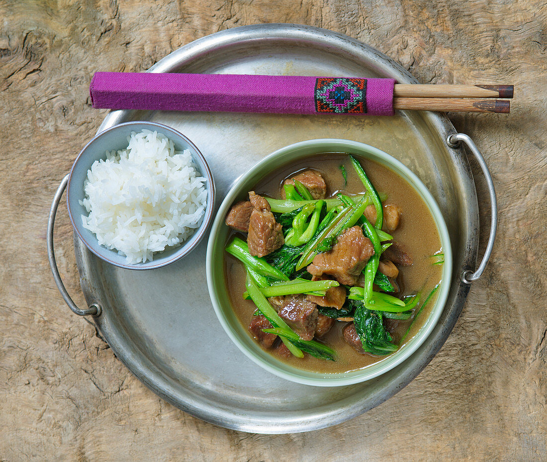 Gebratenes Schweinefleisch mit chinesischem Brokkoli und Reis (Asien)