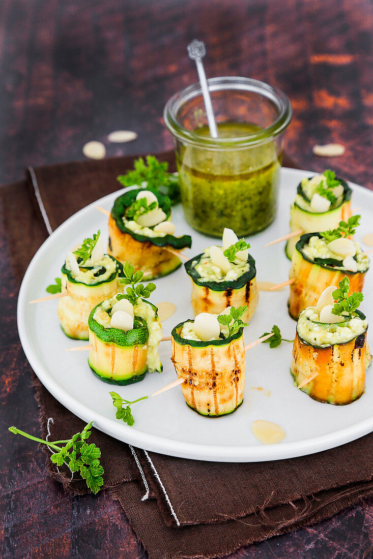 Grilled courgettes stuffed with pestoa and cheese