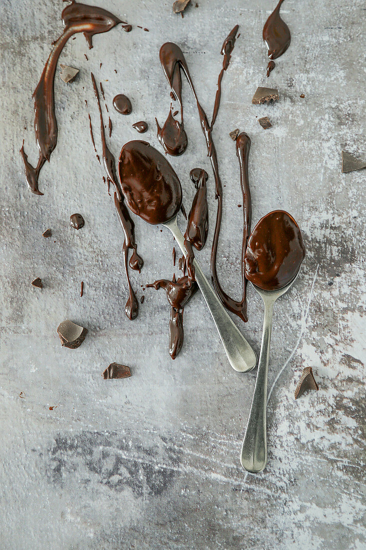 Melted chocolate on teaspoons