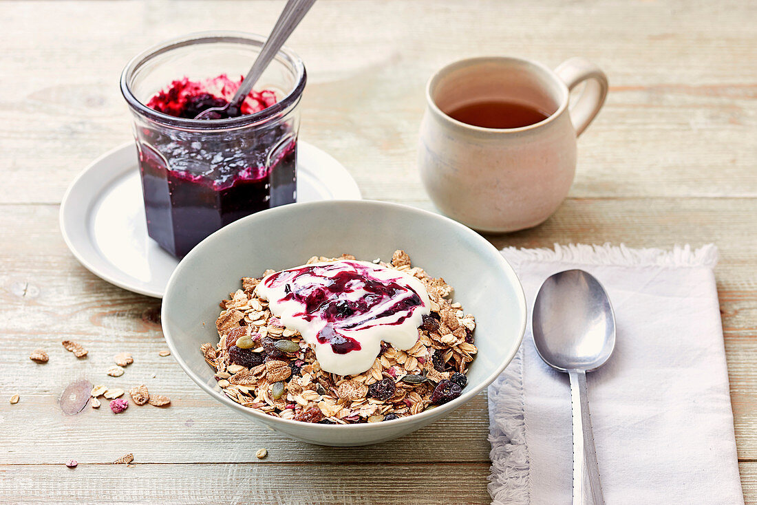 Müsli mit Kompott aus schwarzen Johannisbeeren