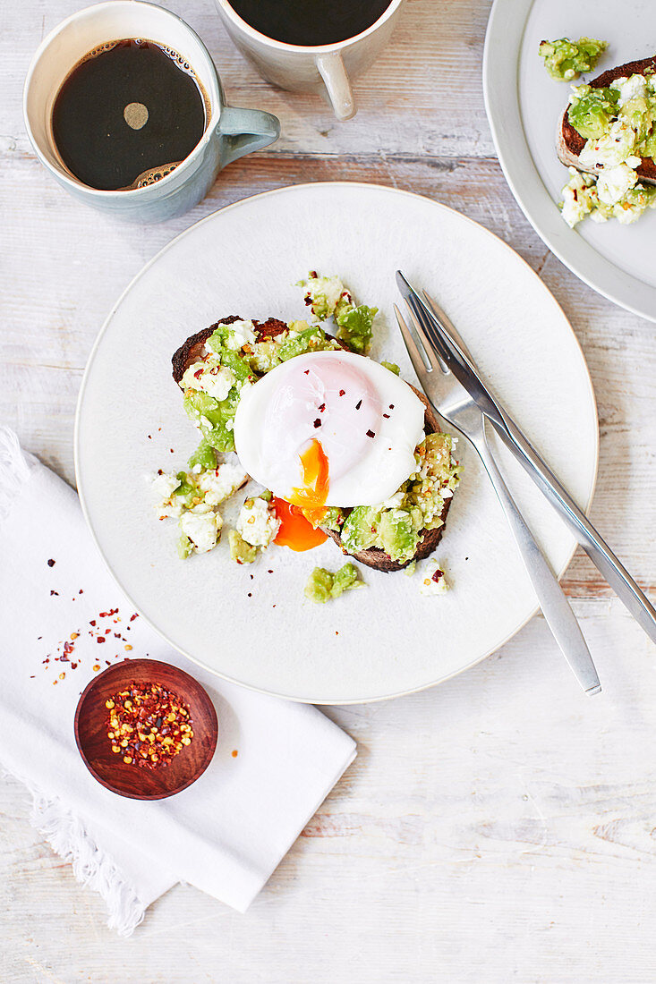 Pochierte Eier mit Avocado und Feta auf Toast