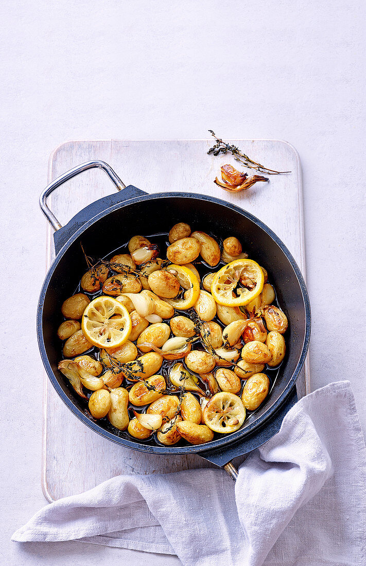 Pochierte Kartoffeln mit Knoblauch, Zitronen und Thymian