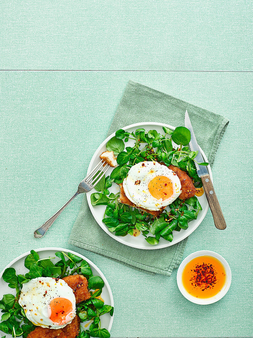 Paniertes Hähnchenschnitzel mit Spiegelei und Brunnenkresse