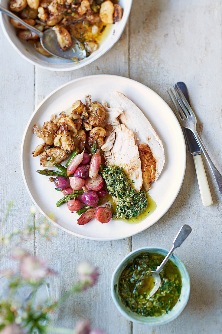 Brathähnchen mit Butter-Radieschen und Spargel mit Salsa Verde