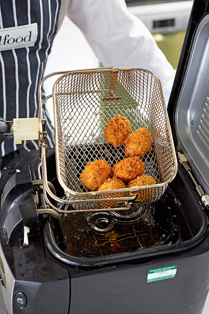 Schinkenkroketten frittieren