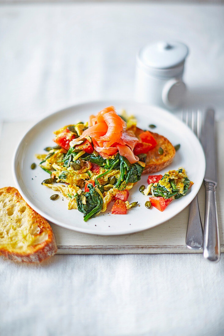 Superfood srambled eggs with smoked salmon and spinach