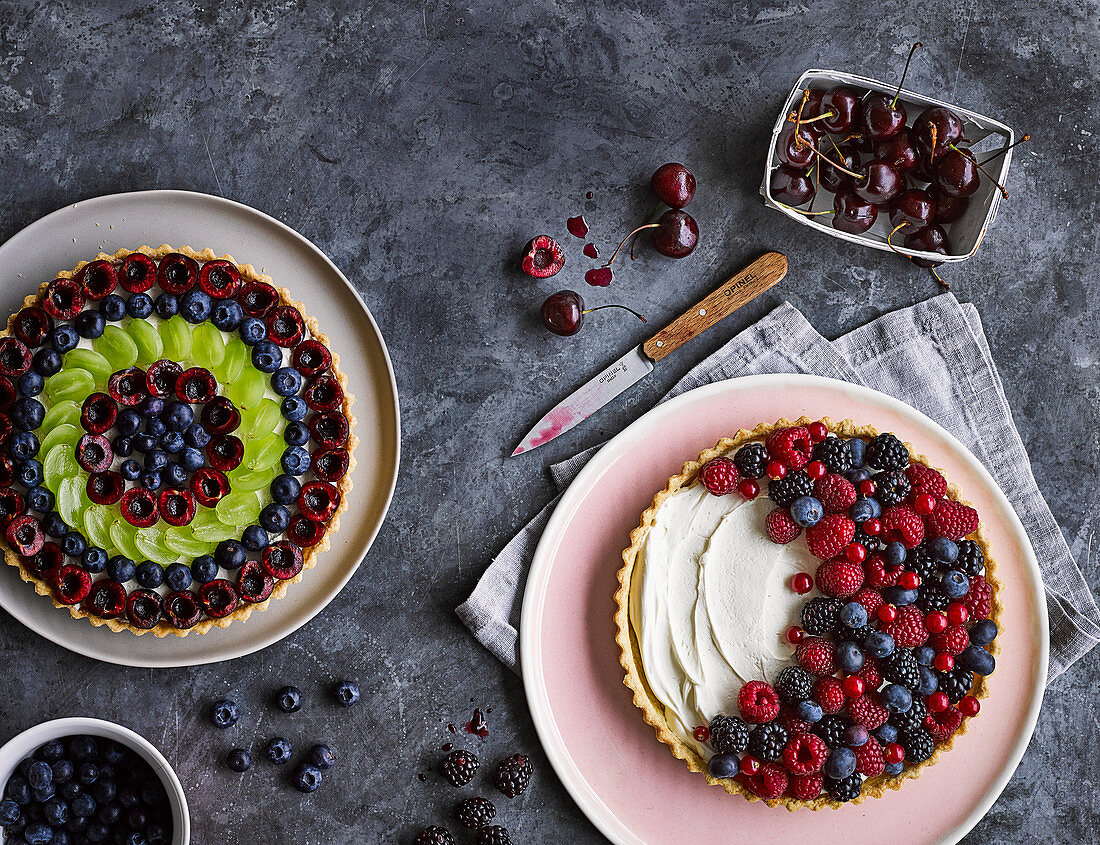 Gemischte Obsttartes mit Beeren und Kirschen